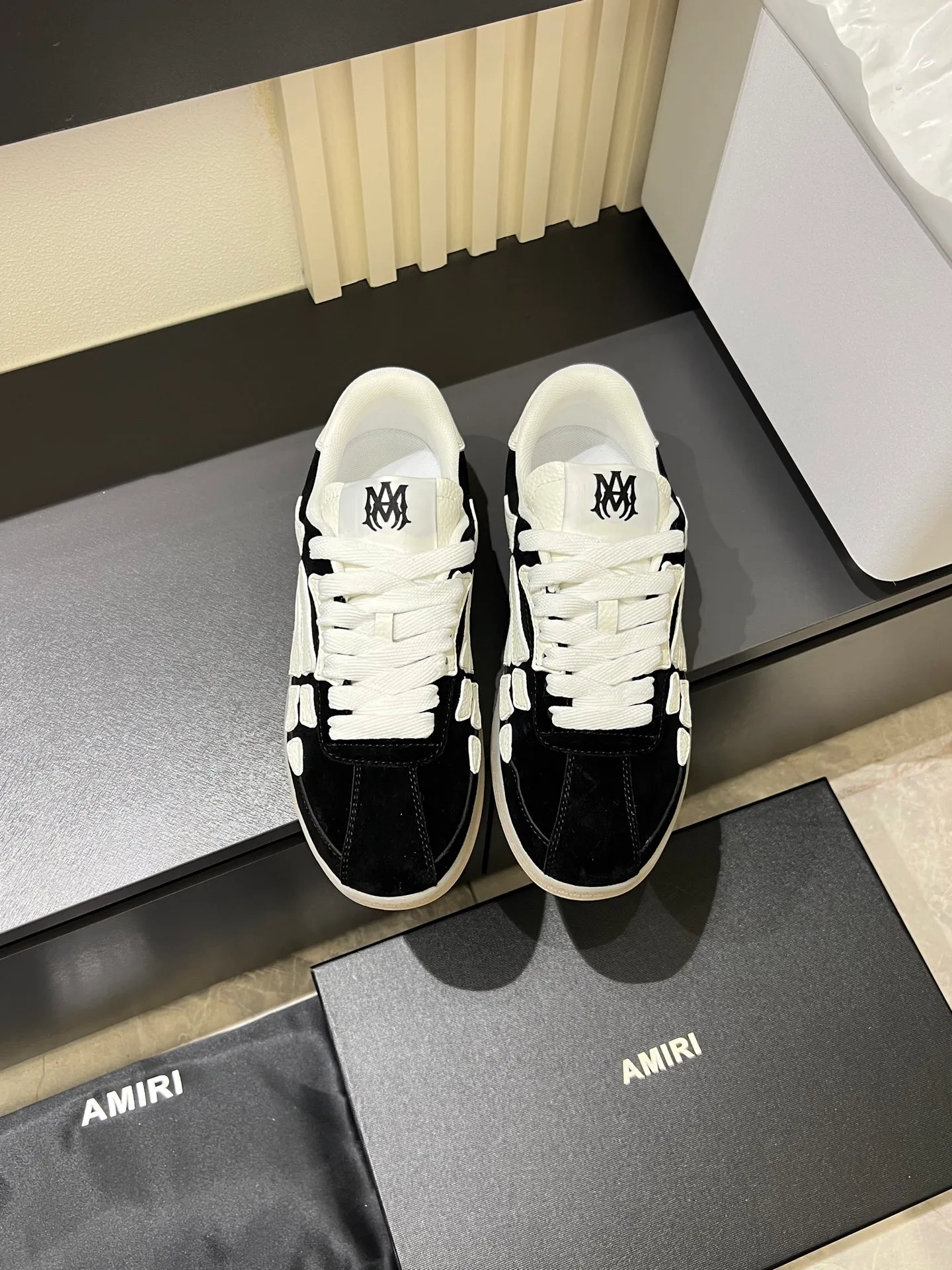Men's shoes 💰p560 "AMIR*" new men's low-top casual sports sneakers bone shoes, another pair of irresistible bone shoes. Bone shoes are one of AMIRI's most popular items. Made of first-layer cowhide upper. The side bones are made of two cowhide laminations. It has a three-dimensional effect. The leather incisions are all oil-edged. Contrast color design. Simple style. Fashionable sports. Customized metal LOGO nameplate embellished with laces. Exclusive top-quality version. Supports contrast. Breathable mesh lining. The original rubber outsole is a must-have item for daily leisure. It is suitable for various occasions. If you pursue high quality, check it out. It is super cool on the feet and comes with a full set of original packaging! Size: 39-45!